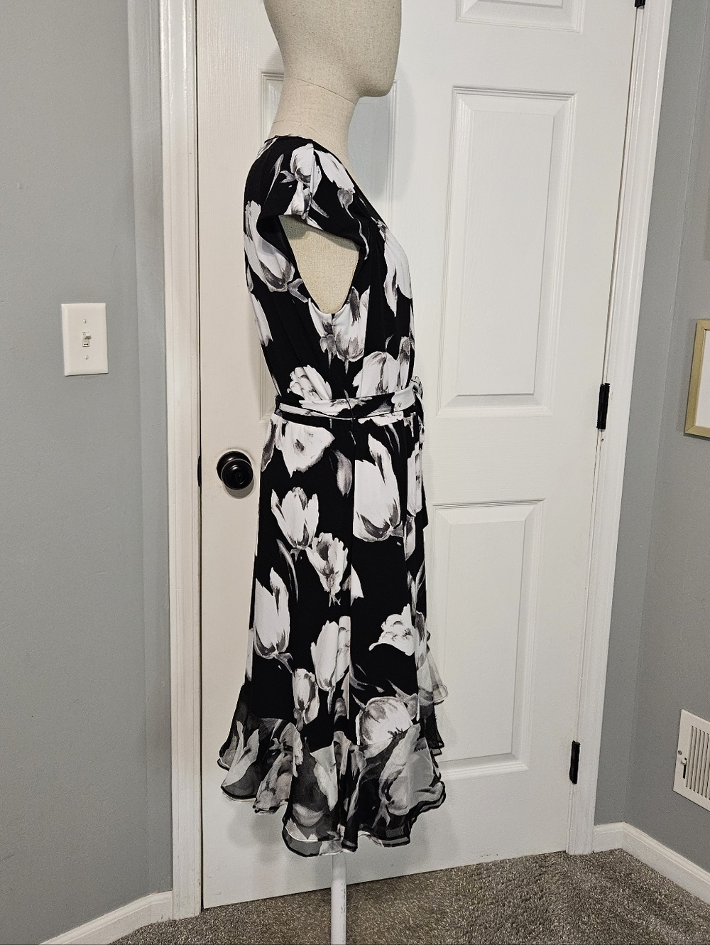 White House Black Market Black and White Floral Midi Wrap Dress - Picture 4 of 6